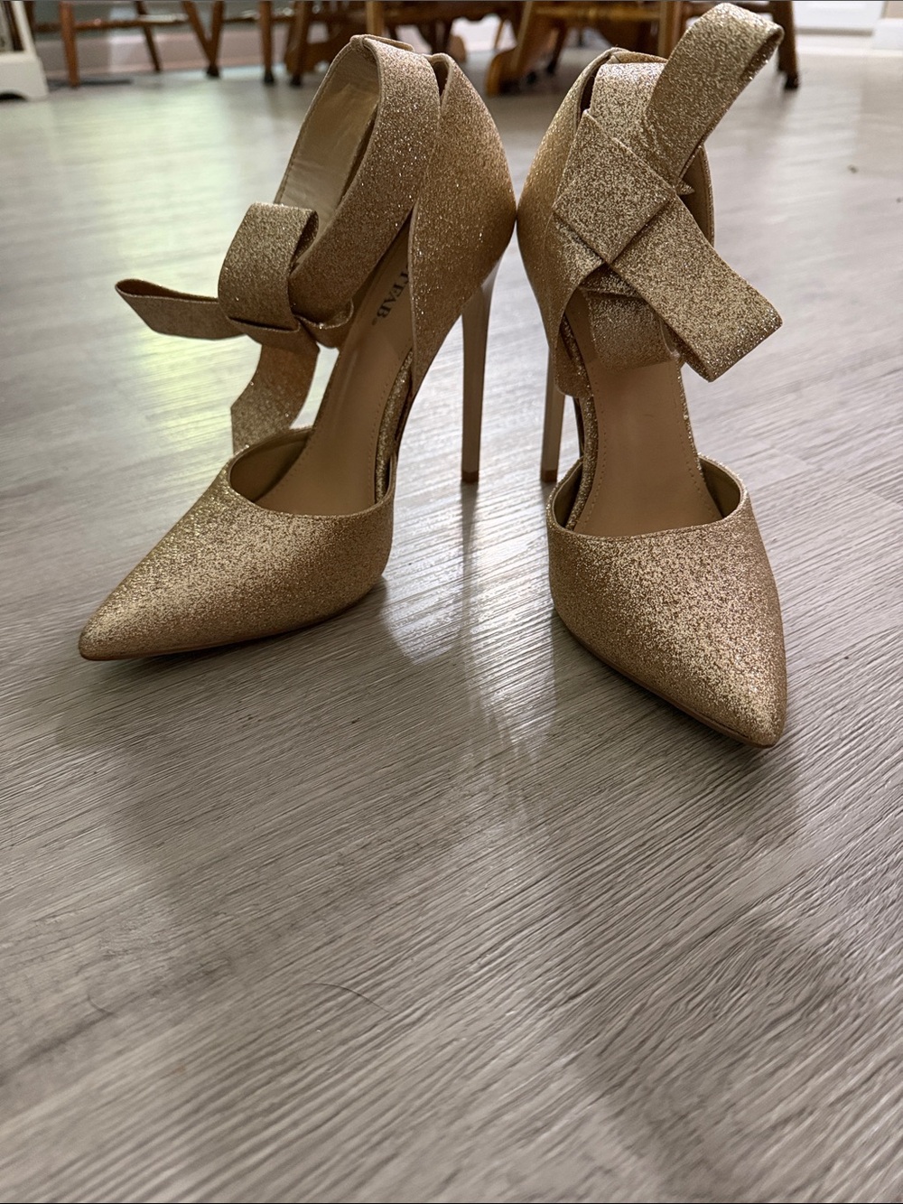 JustFab Lucia Glitter Bow Pointed-Toe Stilettos in Gold Sz 8.5 EUC 5" heel